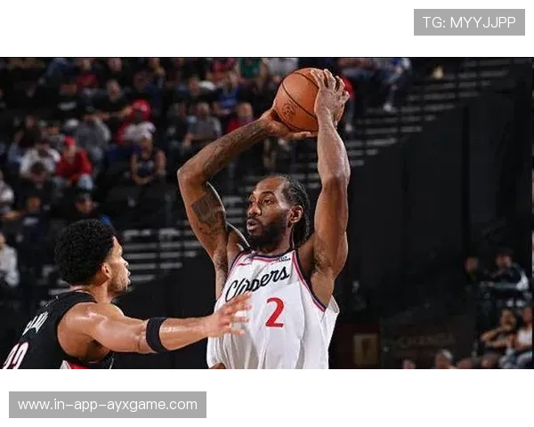 快船连续突破分球造成对手错位防守 快船连续突破分球造成对手错位防守