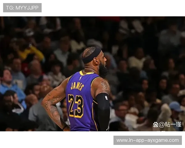 詹姆斯关键封盖后快攻，湖人气势如虹
