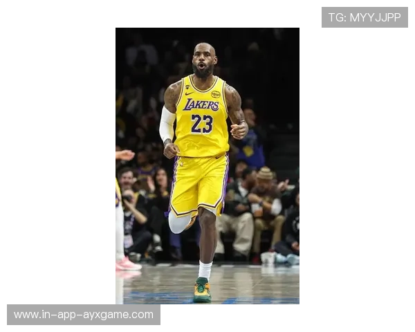 詹姆斯千钧一发,湖人完成惊天一投